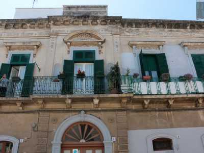 Maria Giuseppa vive a Carbonara, quartiere a sud-est di Bari, non per� in qualche edificio senza balconi di periferia, ma in un palazzotto dell�Ottocento, a pochi passi dalla stazione